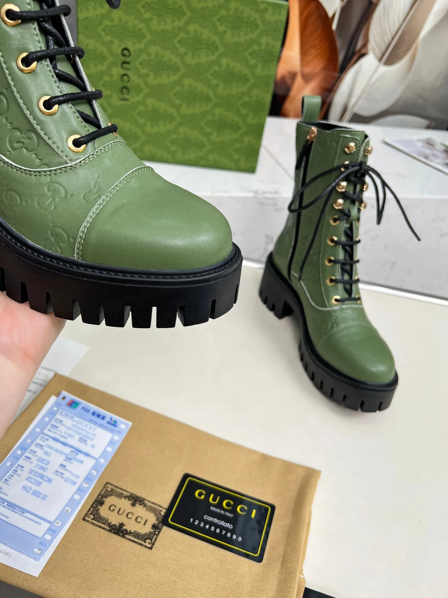 👟👟Ex-factory price 600👟👟 2025Gucci Gucci lace-up ankle boots. These lace-up ankle boots are made of Peugeot GG lace-up ankle boots. These lace-up ankle boots are carefully made of iconic GG cow leather, highlighting the brand's timeless and elegant aesthetic style. Featuring a bold silhouette, these ankle boots feature a rubber lug sole that provides secure support while giving the entire silhouette a modern, sophisticated feel. Lining: cowhide Heel height: 6 cm Size: 35-42#